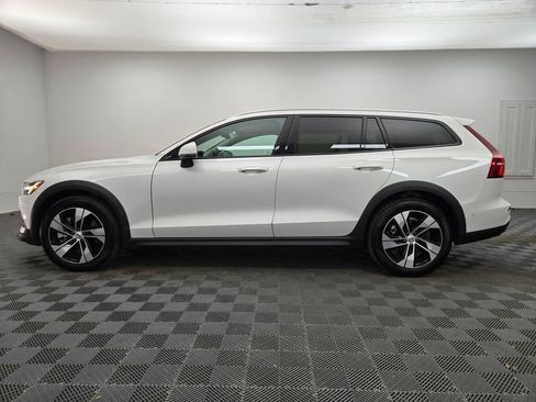 Used 2025 Volvo V60 B5 Cross Country Plus image 16