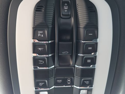 Used 2026 Porsche Macan AWD/4WD image 28
