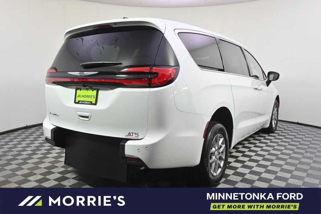Used 2026 Chrysler Pacifica Select FWD image 7