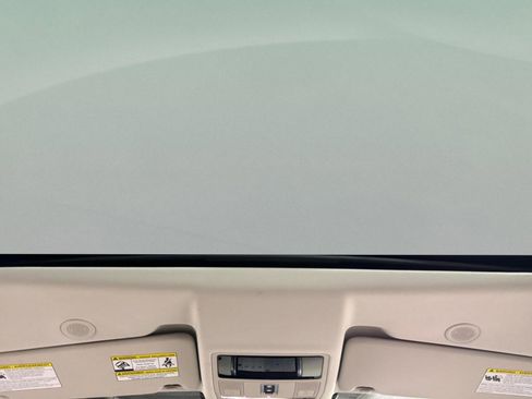 Used 2023 Land Rover Discovery Sport SE R-Dynamic image 12