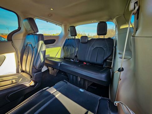 Certified 2022 Chrysler Pacifica Touring-L image 32