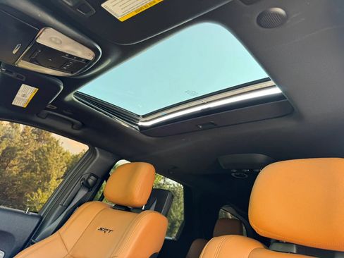 Used 2019 Dodge Durango SRT w/ Technology Group AWD/4WD image 14