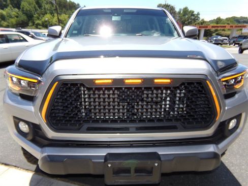 Used 2021 Toyota Tacoma SR5 AWD/4WD image 3