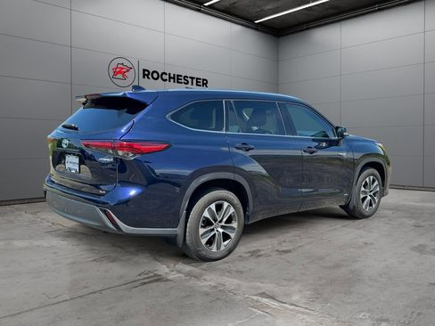 Used 2021 Toyota Highlander XLE AWD/4WD image 5