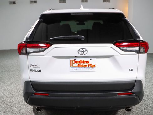 Used 2020 Toyota RAV4 LE image 8