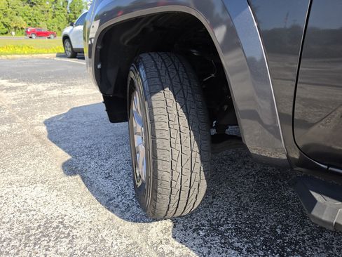 Used 2017 Toyota Tacoma SR5 w/ Tow Package RWD image 38