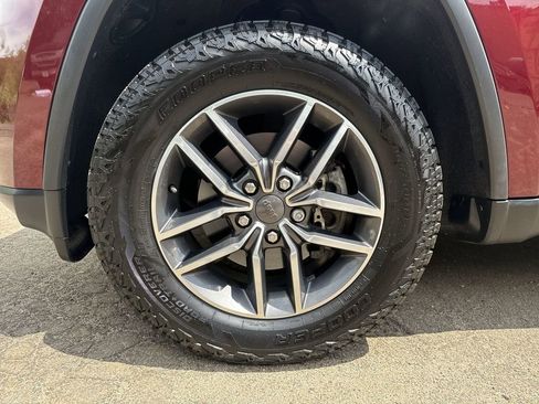 Used 2019 Jeep Grand Cherokee Limited AWD/4WD image 10
