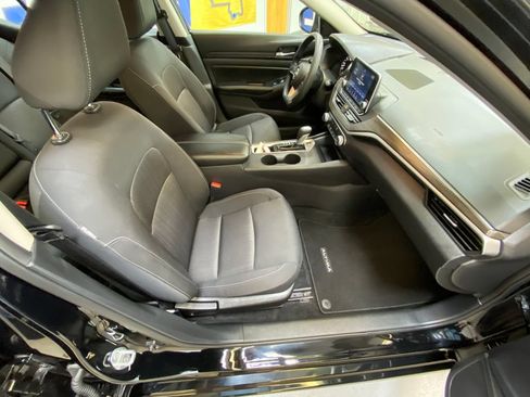 Used 2025 Nissan Altima 2.5 SV FWD image 24
