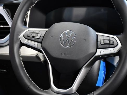 New 2026 Volkswagen Taos SE image 18