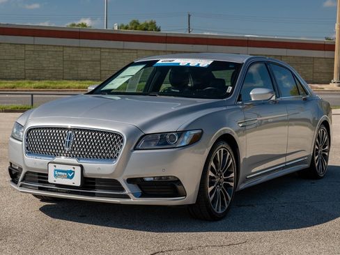 Used 2017 Lincoln Continental Select image 3