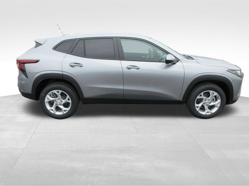 New 2026 Chevrolet Trax LS w/ LS Convenience Package FWD image 6
