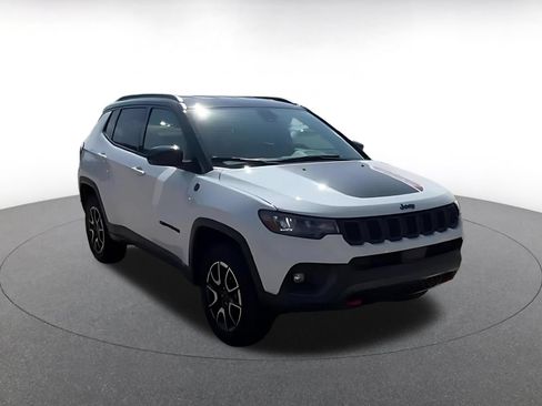 Used 2025 Jeep Compass Trailhawk AWD/4WD image 3