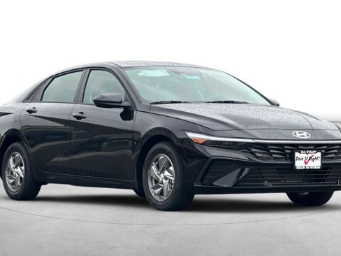 Used 2025 Hyundai Elantra SE image 11