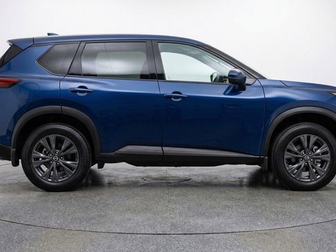 Used 2025 Nissan Rogue SV image 11