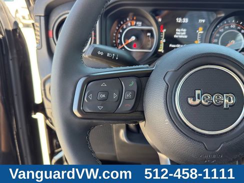 Used 2025 Jeep Gladiator Rubicon AWD/4WD image 17