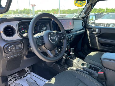 Used 2024 Jeep Wrangler Unlimited AWD/4WD image 15
