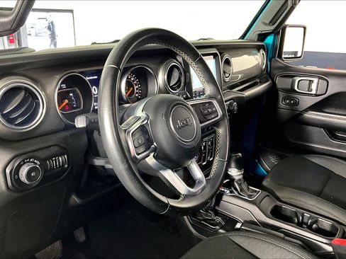 Used 2019 Jeep Wrangler Unlimited Sahara image 16