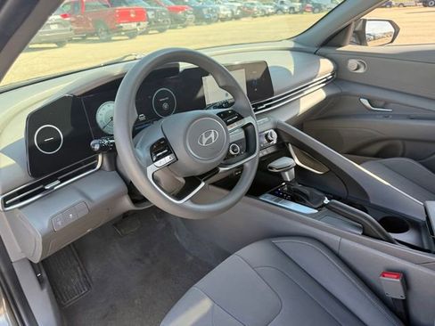 Used 2024 Hyundai Elantra SEL FWD image 12