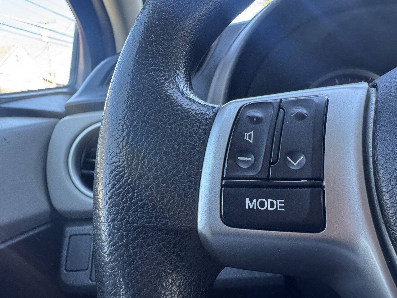 Used 2012 Toyota Yaris LE FWD image 26