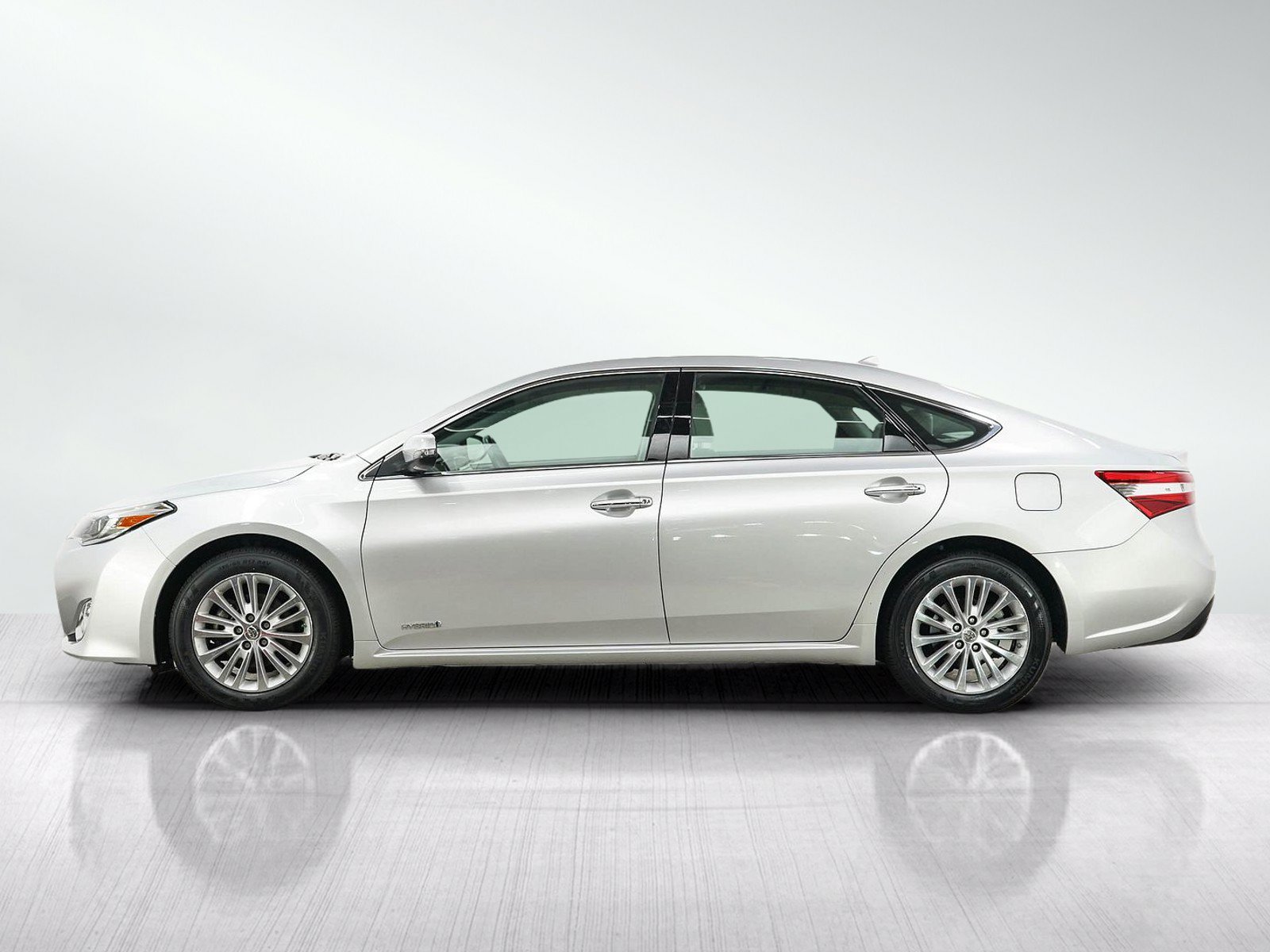 Used 2013 Toyota Avalon Limited w/ Technology Pkg FWD image 2