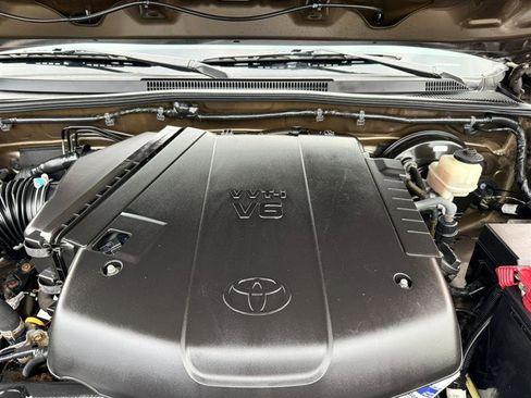 Used 2015 Toyota Tacoma DOUBLE CAB 4WD w/ SR5 Package image 34