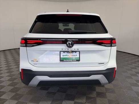 Used 2025 Volkswagen Tiguan SE AWD/4WD image 9