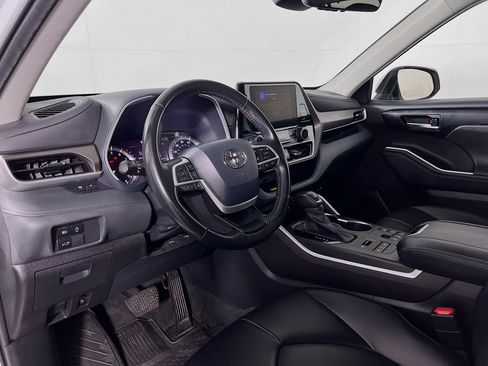 Used 2023 Toyota Highlander XLE image 9
