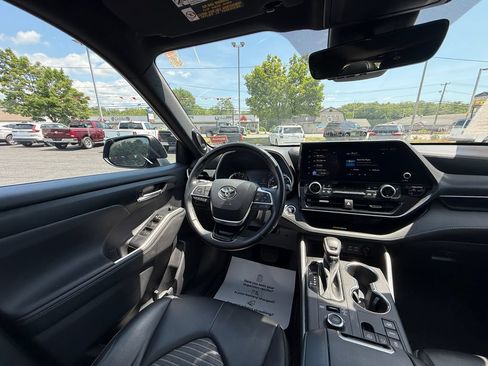 Used 2023 Toyota Highlander XSE AWD/4WD image 13