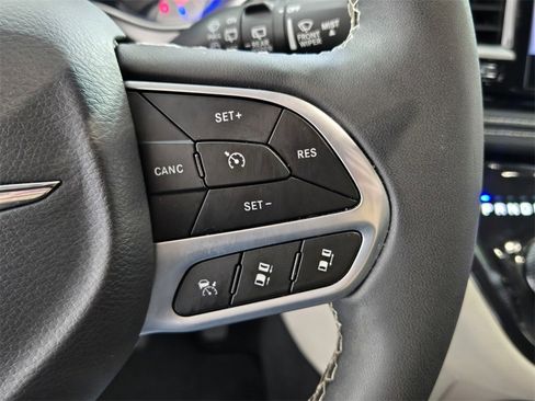 Used 2024 Chrysler Pacifica Select image 21