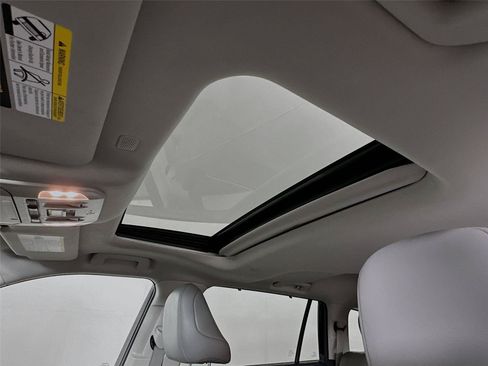 Used 2022 Toyota Highlander XLE AWD/4WD image 17