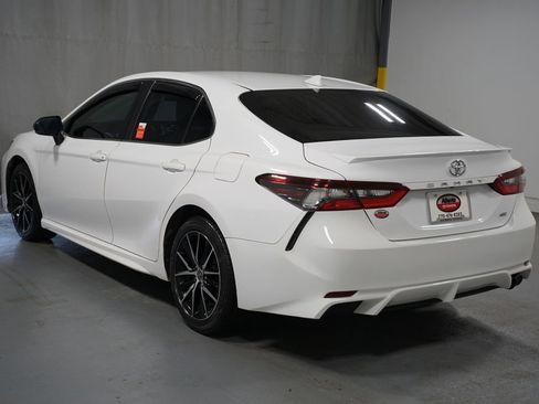 Used 2022 Toyota Camry SE FWD image 6
