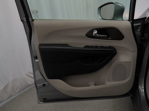 Certified 2019 Chrysler Pacifica Touring Plus w/ Tire & Wheel Group FWD image 39