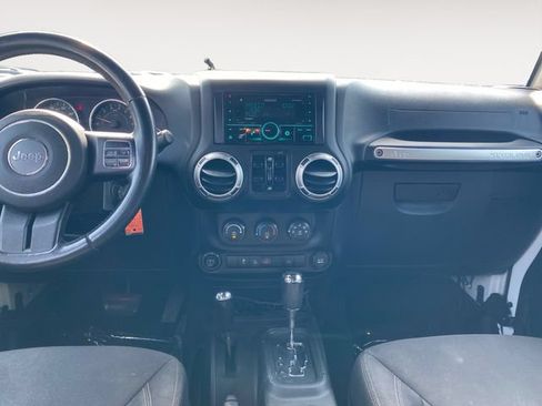 Used 2015 Jeep Wrangler Unlimited Sahara w/ Connectivity Group AWD/4WD image 11
