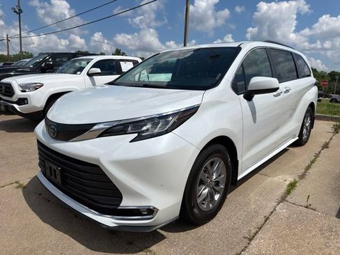 Used 2022 Toyota Sienna XLE w/ XLE Plus Package FWD image 3