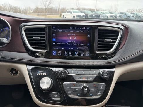 Used 2017 Chrysler Pacifica Limited image 34