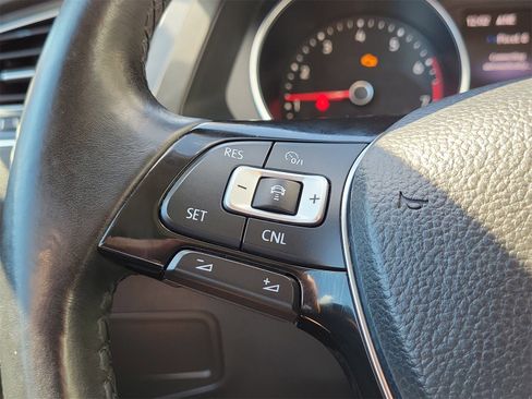 Used 2018 Volkswagen Tiguan SEL image 17