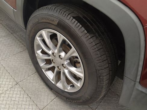 Used 2019 Jeep Cherokee Latitude Plus AWD/4WD image 31