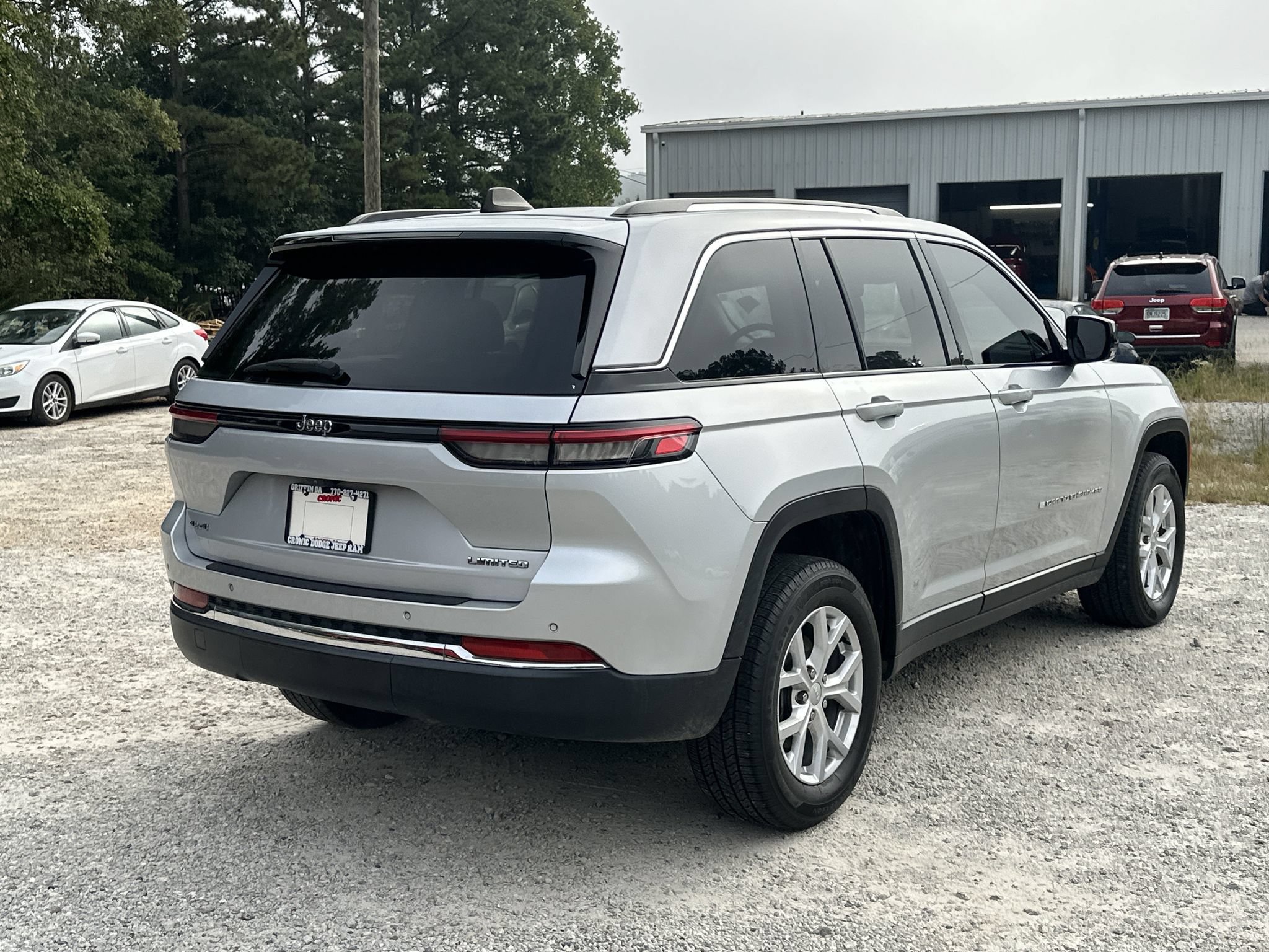Used 2023 Jeep Grand Cherokee Limited AWD/4WD image 3