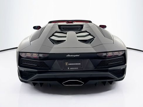 Used 2018 Lamborghini Aventador S image 6