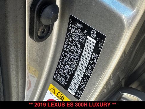 Used 2019 Lexus ES 300h w/ Accessory Package image 34