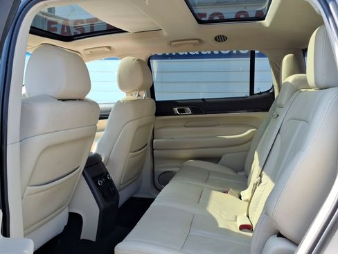 Used 2019 Lincoln MKT AWD image 12