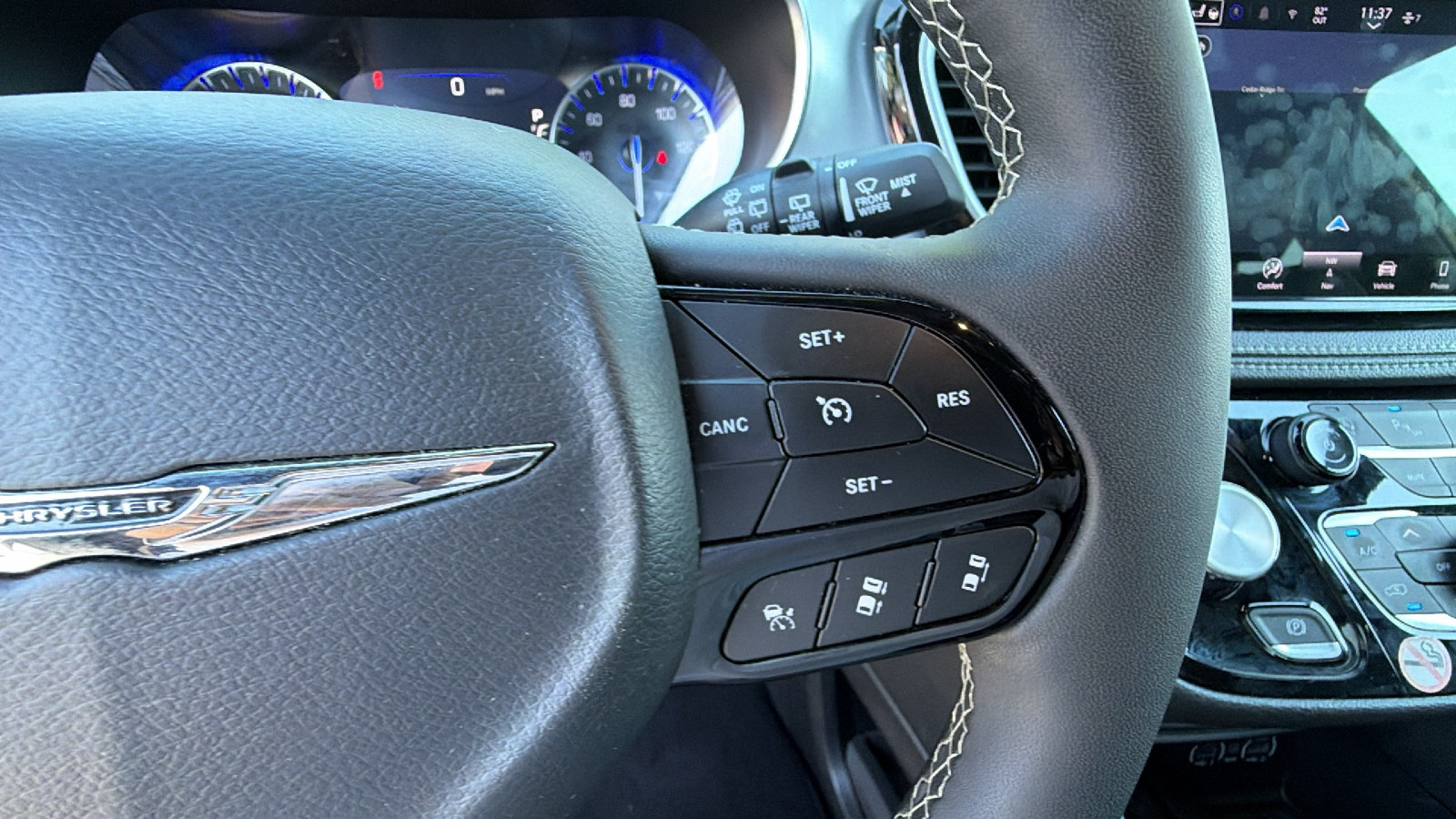 Used 2025 Chrysler Pacifica Limited FWD image 29