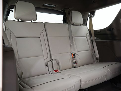 Used 2025 GMC Yukon Denali w/ Sun & Power Step Package AWD/4WD image 13