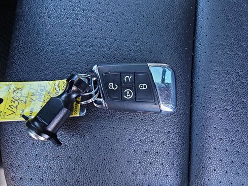 Used 2021 Volkswagen Atlas SE w/ Panoramic Sunroof Package FWD image 36