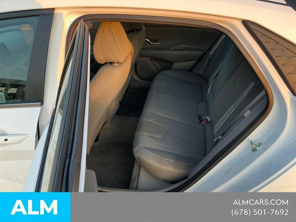 Used 2025 Hyundai Elantra SEL FWD image 8