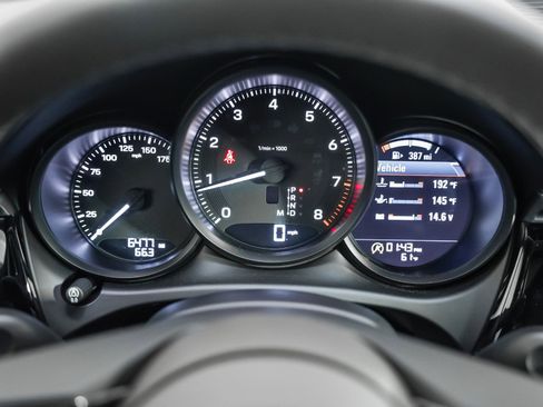 Certified 2025 Porsche Macan image 18