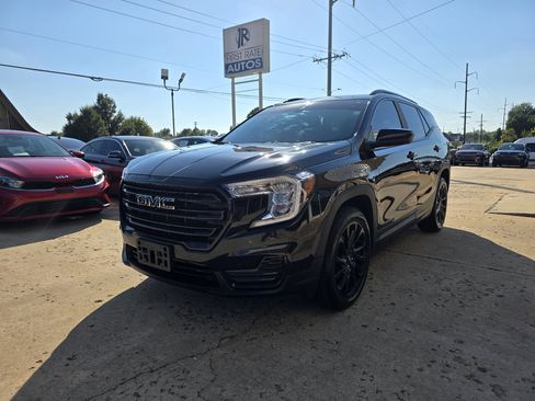 Used 2023 GMC Terrain SLE w/ Elevation Edition image 3
