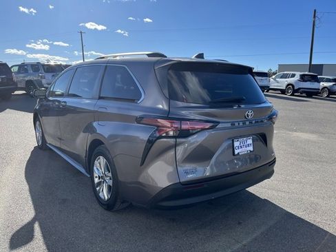 Used 2022 Toyota Sienna XLE image 10