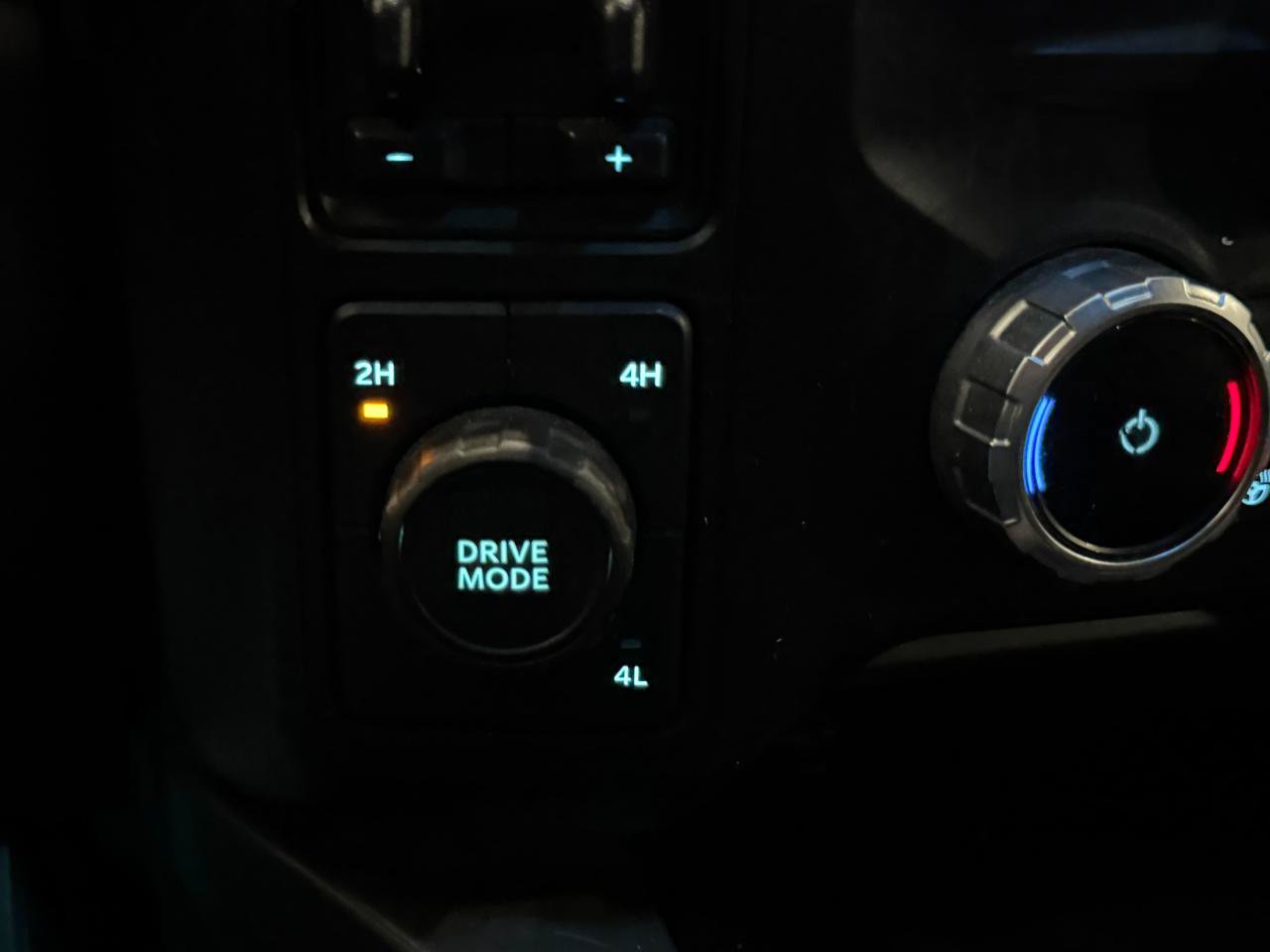 Used 2024 Ford F350 Lariat w/ FX4 Off-Road Package AWD/4WD image 12
