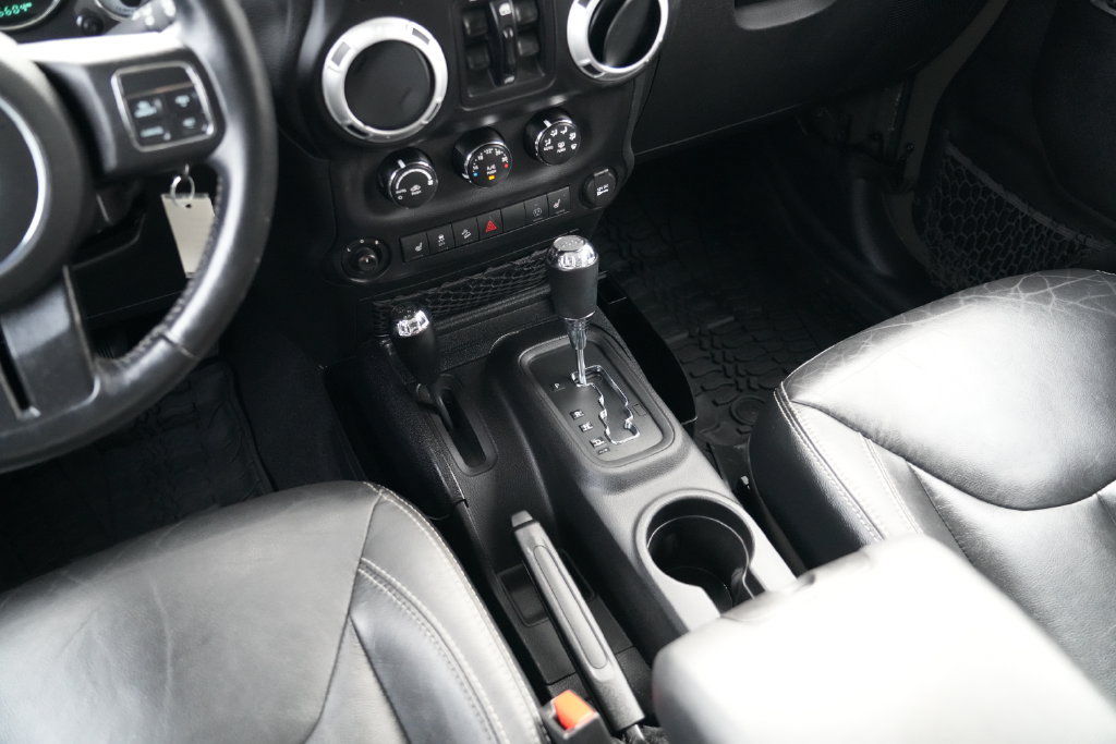 Used 2015 Jeep Wrangler Unlimited Sahara w/ Connectivity Group AWD/4WD image 21